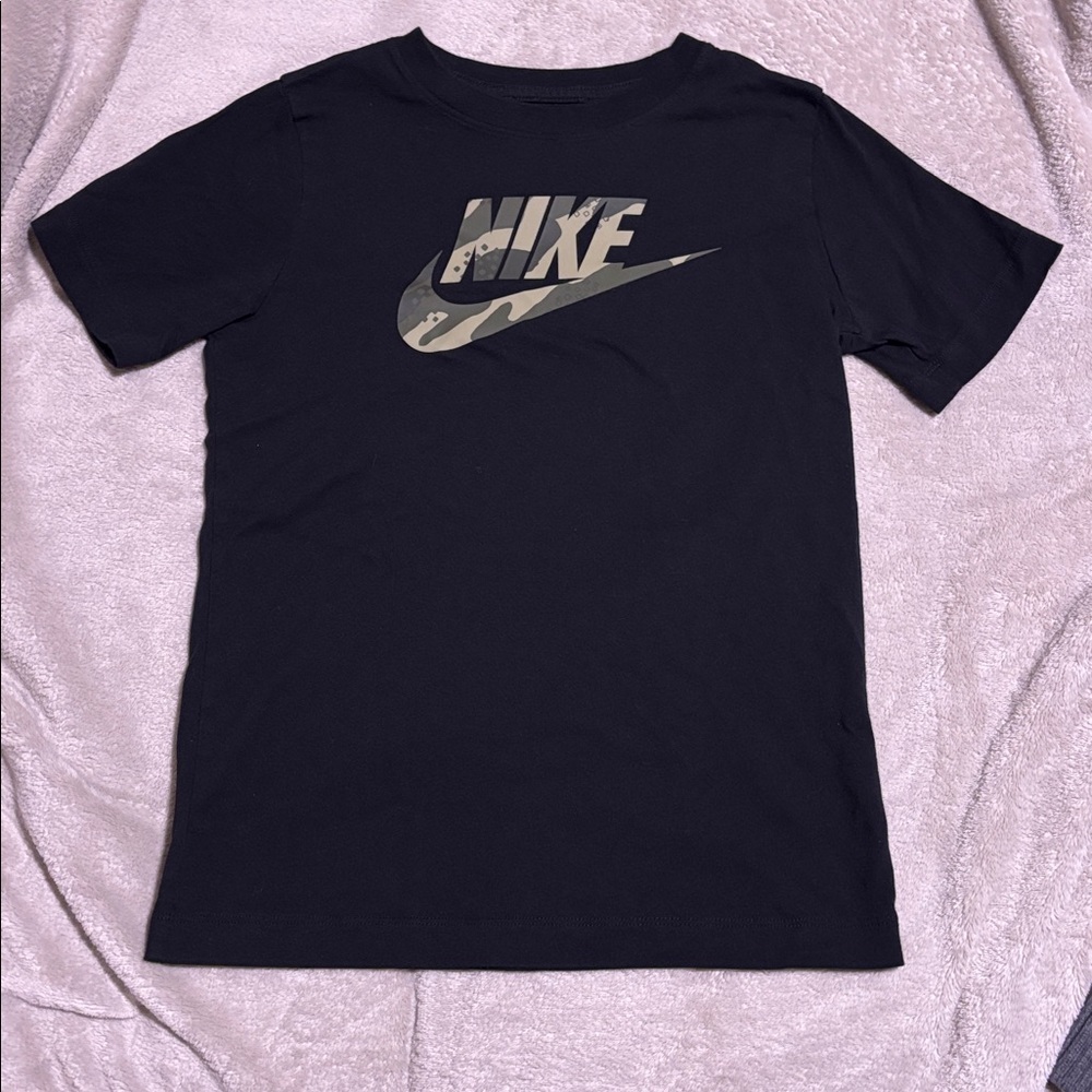Nike Kids Black Tee with Camouflage Logo… Sz. Medium… NWT